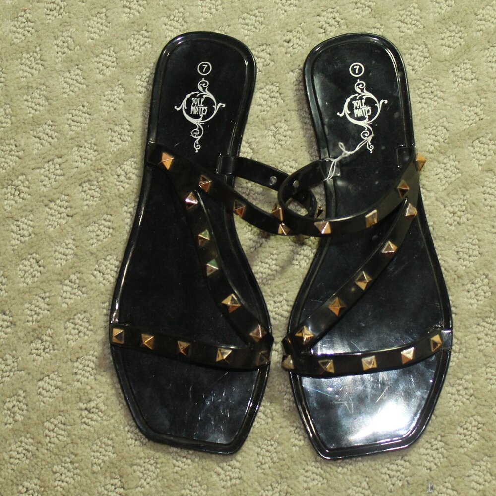 NWOT Soulmates Women's 7 Black Plastic Gold Tone Studs Flat Sandals